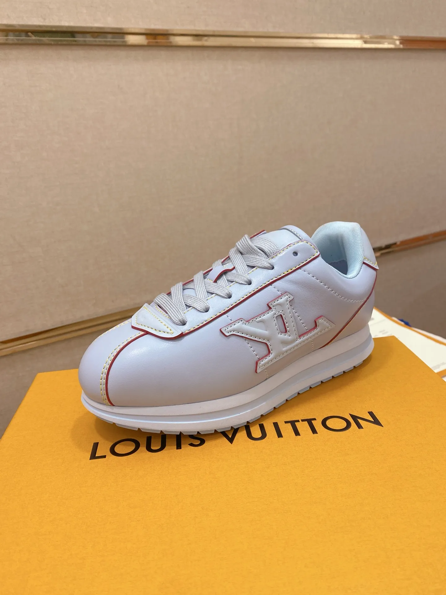 Men's shoes💰: Couple style 700💰LOUIS VUITTON Footint Soccer sneakers‼ ️ The top version, the same sneakers for LV couples. You will look fashionable when you wear them. This Footint Soccer sneaker was unveiled in the 2025 spring and summer series fashion show. The tongue is embellished with the Lvers United badge inspired by the football team. The rubber sole of the foot is decorated with multiple Louis Vuitton logos. The original latest packaging. Fabric: original imported cowhide. Lining: original imported breathable mesh. Foot pad: original injection molding pad. Outsole: original molded T combination outsole. Size: 35-45.